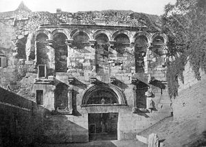 La Porta Aurea del Palazzo di Diocleziano a Spalato, simile, nella struttura, alla vecchia Porta Aurea di Costantinopoli.